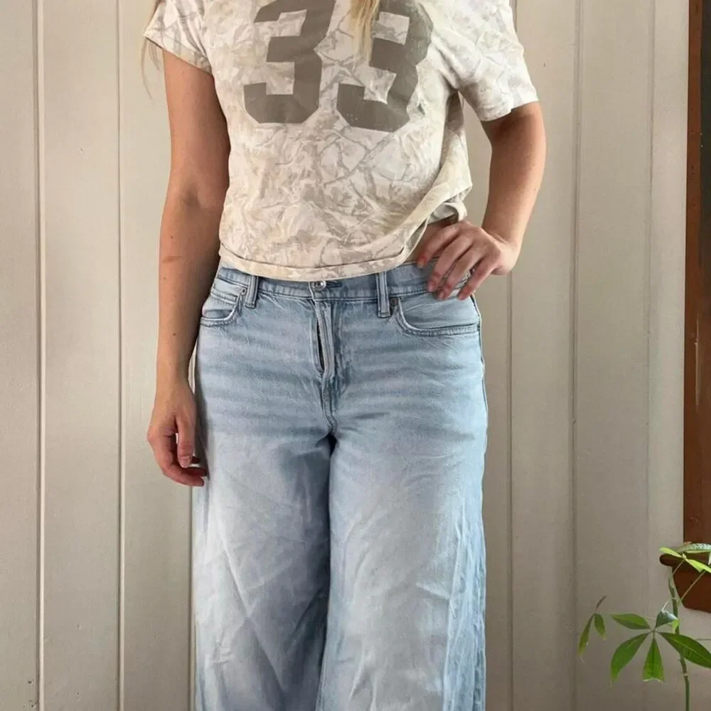 Low Rise Ultra Wide Leg Light Blue Jeans - American Eagle size 4